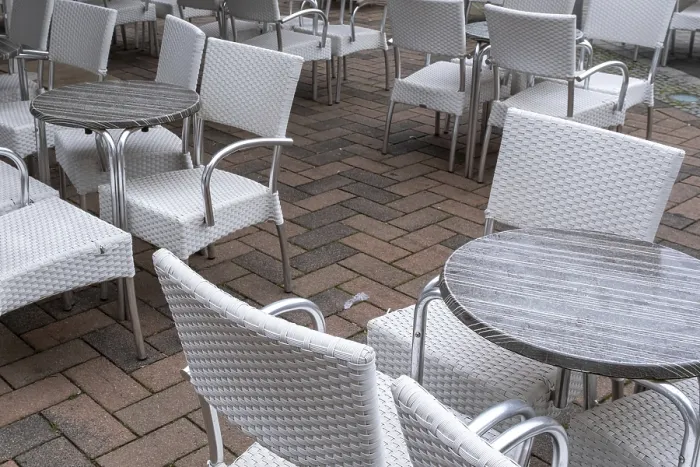 Gerahmter Druck : Leere Stühle und Tisch draußen. Gerahmter Druck : Leere Stühle und Tisch draußen.