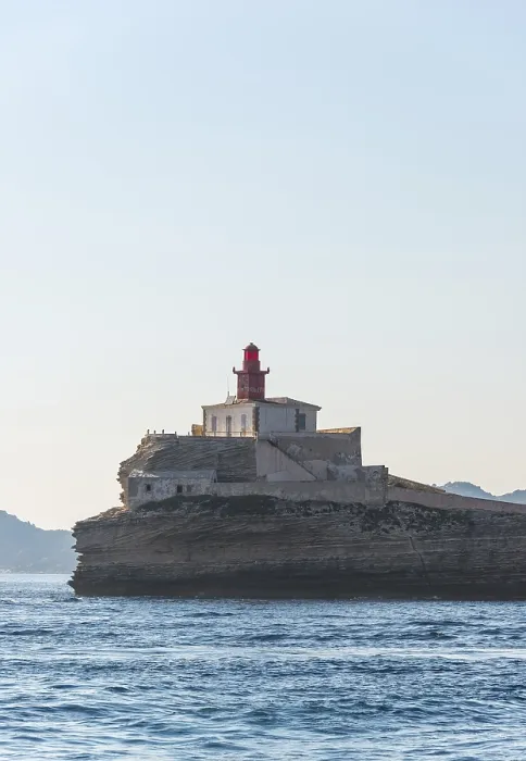 Gerahmter Druck : Kalkfelsen und Leuchtturm, Bonifacio. Gerahmter Druck : Kalkfelsen und Leuchtturm, Bonifacio.
