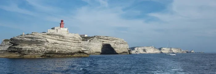 Gerahmter Druck : Kalkfelsen, Leuchtturm und Höhle St.