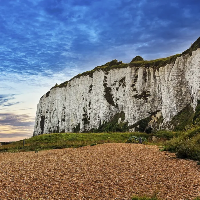 Gerahmter Druck : Kalkfelsen auf Schotterstrand, Kingsdown Beach Gerahmter Druck : Kalkfelsen auf Schotterstrand, Kingsdown Beach