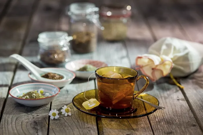 Gerahmter Druck : Kamillentee, Tee trinken, Teetasse Gerahmter Druck : Kamillentee, Tee trinken, Teetasse