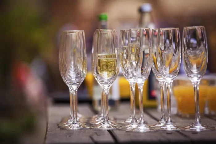 Gerahmter Druck : Leere Champagnergläser auf einem Tisch. Gerahmter Druck : Leere Champagnergläser auf einem Tisch.