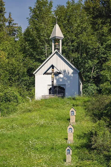 Gerahmter Druck : Kapelle auf einem Hügel im Wald. Gerahmter Druck : Kapelle auf einem Hügel im Wald.