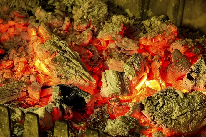 Gerahmter Druck : Kohlestücke eines Feuerbeckens in einem Kamin.