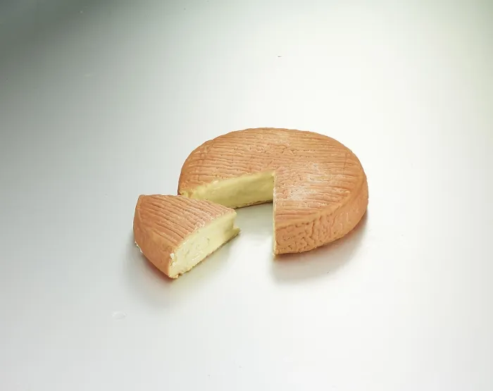 Gerahmter Druck : Käse auf hellem Hintergrund, Studioaufnahme. Gerahmter Druck : Käse auf hellem Hintergrund, Studioaufnahme.