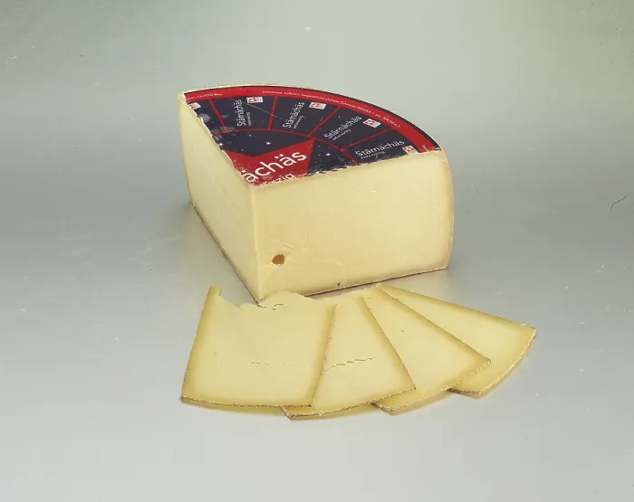 Gerahmter Druck : Käse auf hellem Hintergrund, Studioaufnahme. Gerahmter Druck : Käse auf hellem Hintergrund, Studioaufnahme.