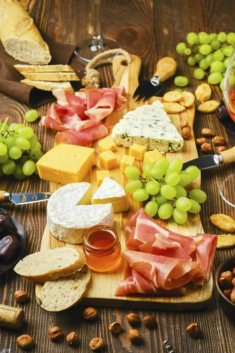 Gerahmter Druck : Käseplatte mit Dorblu, Brie. Gerahmter Druck : Käseplatte mit Dorblu, Brie.