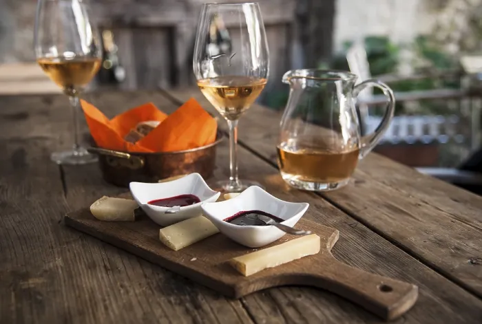 Gerahmter Druck : Käseplatter mit Dips, Brotkorb