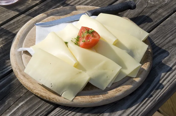 Gerahmter Druck : Käse-Sandwich mit Tomate. Gerahmter Druck : Käse-Sandwich mit Tomate.