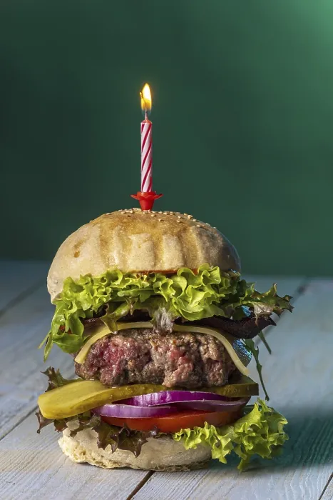 Gerahmter Druck : Käseburger mit brennender Kerze. Gerahmter Druck : Käseburger mit brennender Kerze.
