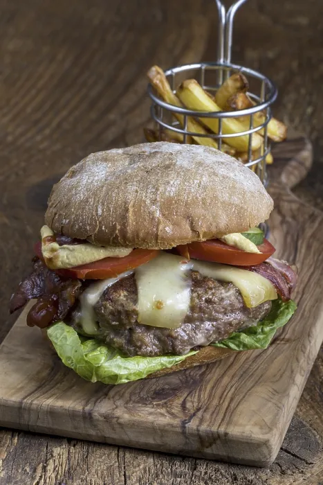 Gerahmter Druck : Käseburger mit Chips auf Holz. Gerahmter Druck : Käseburger mit Chips auf Holz.
