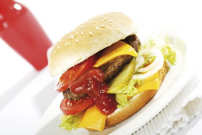Gerahmter Druck : Käseburger mit Salat, Tomaten. Gerahmter Druck : Käseburger mit Salat, Tomaten.