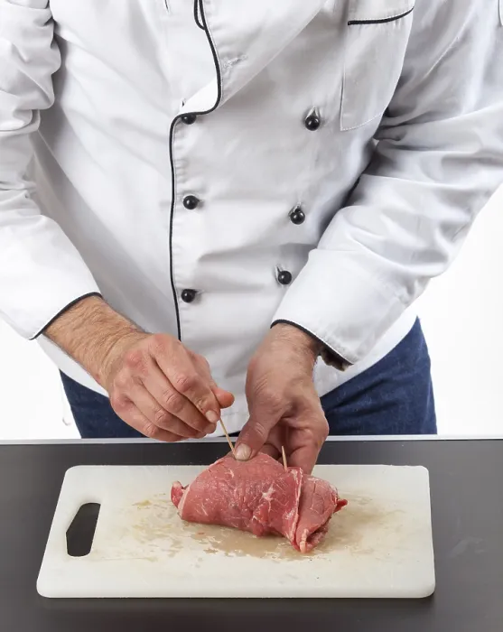 Gerahmter Druck : Der Chef bereitet eine Fleischroulade zu. Gerahmter Druck : Der Chef bereitet eine Fleischroulade zu.