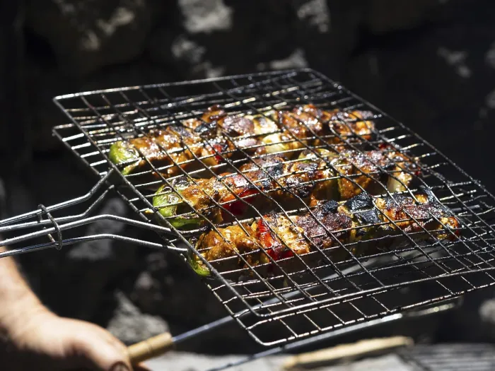 Gerahmter Druck : Koch brät Gemüse am Grill. Gerahmter Druck : Koch brät Gemüse am Grill.