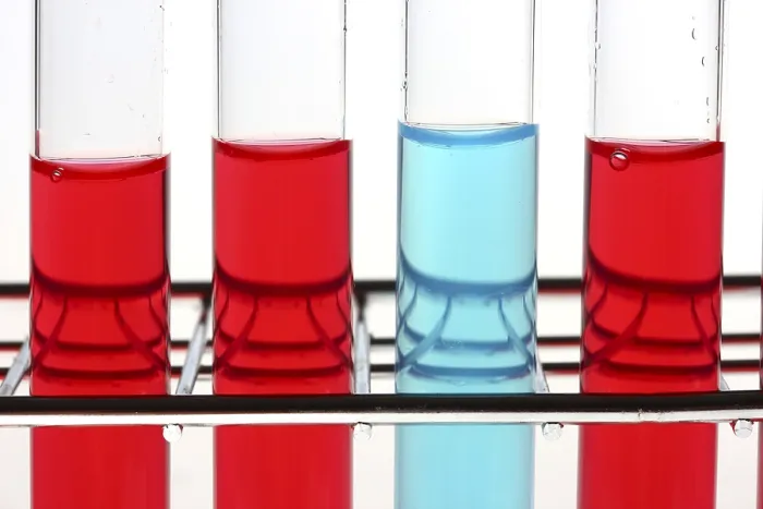 Gerahmter Druck : Chemikalien in Probierrohren. Gerahmter Druck : Chemikalien in Probierrohren.