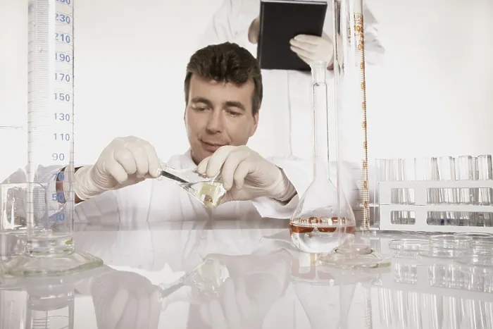 Gerahmter Druck : Chemiker führt ein Experiment in einem Labor durch. Gerahmter Druck : Chemiker führt ein Experiment in einem Labor durch.