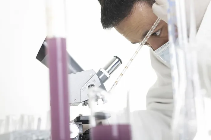 Gerahmter Druck : Laborchemiker Gerahmter Druck : Laborchemiker
