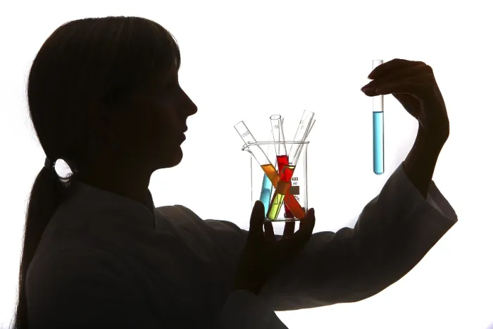 Gerahmter Druck : Chemielabor, Laborant am Werk. Gerahmter Druck : Chemielabor, Laborant am Werk.