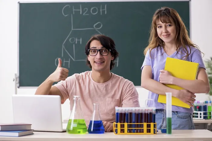 Gerahmter Druck : Zwei Chemiestudenten in der Klasse. Gerahmter Druck : Zwei Chemiestudenten in der Klasse.