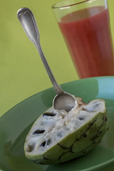 Gerahmter Druck : Cherimoya mit Löffel Gerahmter Druck : Cherimoya mit Löffel