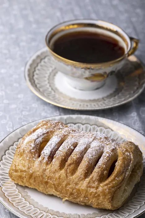Gerahmter Druck : Kirschenbiscuits mit Puderzucker. Gerahmter Druck : Kirschenbiscuits mit Puderzucker.