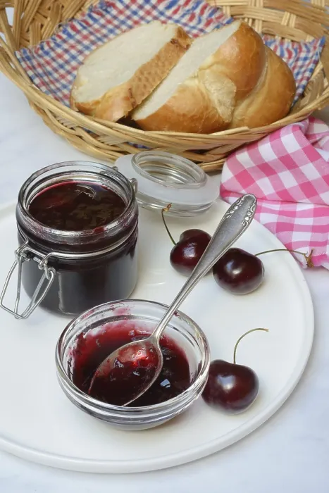 Gerahmter Druck : Kirschenmarmelade in kleinem Teller mit Löffel. Gerahmter Druck : Kirschenmarmelade in kleinem Teller mit Löffel.