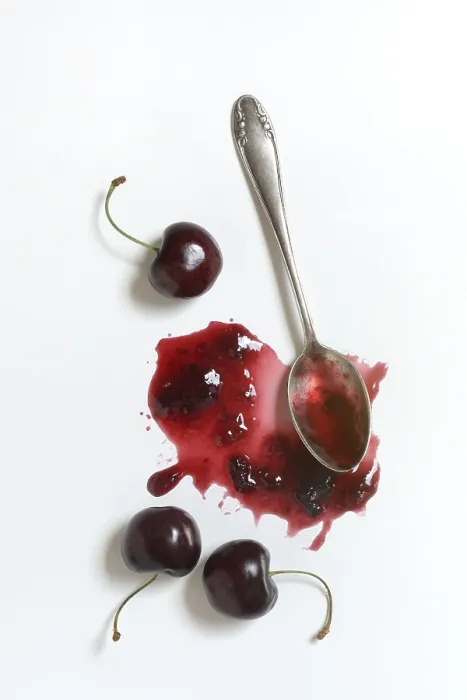 Gerahmter Druck : Kirschenmarmelade mit Löffel, Kirschen. Gerahmter Druck : Kirschenmarmelade mit Löffel, Kirschen.