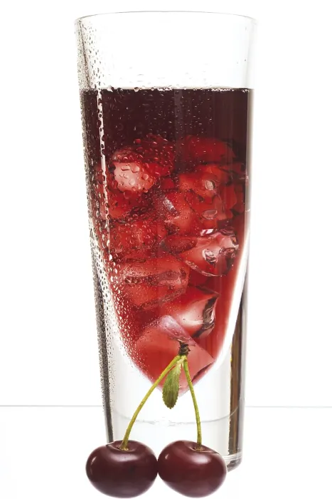 Gerahmter Druck : Kirschen-Saft mit Eiswürfeln. Gerahmter Druck : Kirschen-Saft mit Eiswürfeln.
