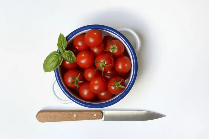 Gerahmter Druck : Kirschtomate in Topf, Kirschtomate. Gerahmter Druck : Kirschtomate in Topf, Kirschtomate.
