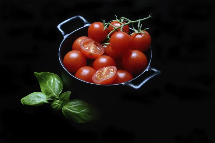 Gerahmter Druck : Kirschtomaten in Töpfen, Kirschtomate. Gerahmter Druck : Kirschtomaten in Töpfen, Kirschtomate.