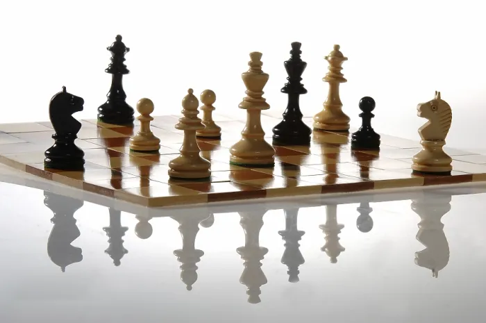 Gerahmter Druck : Schachfiguren auf einem Schachbrett. Gerahmter Druck : Schachfiguren auf einem Schachbrett.