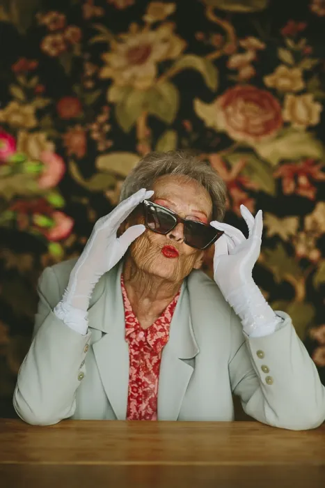 Gerahmter Druck : Chic Oma posiert spielerisch in einem Studio-Setting. Gerahmter Druck : Chic Oma posiert spielerisch in einem Studio-Setting.