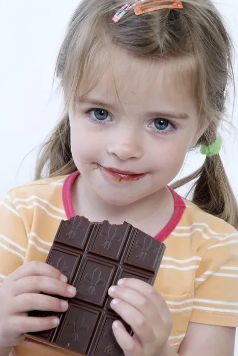 Gerahmter Druck : Kind mit Schokolade Gerahmter Druck : Kind mit Schokolade