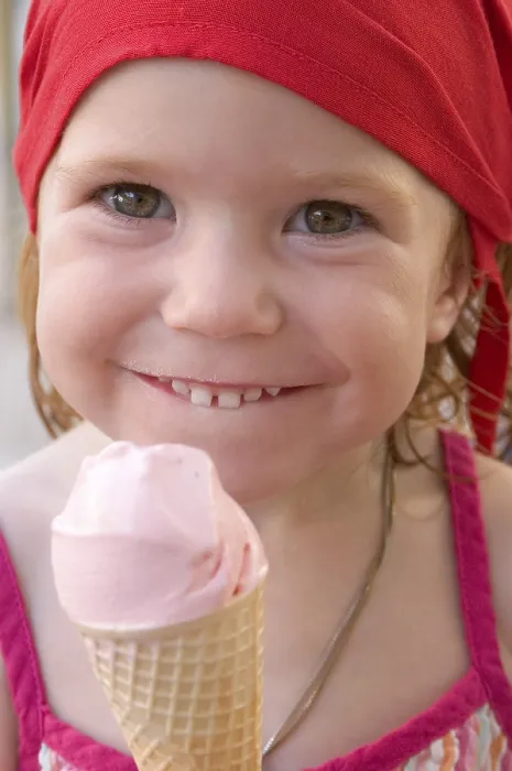 Gerahmter Druck : Das Kind isst Eiscreme. Gerahmter Druck : Das Kind isst Eiscreme.