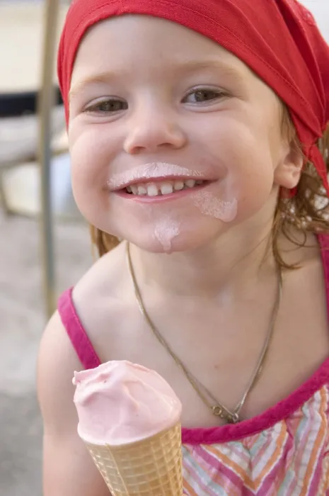 Gerahmter Druck : Das Kind isst Eiscreme. Gerahmter Druck : Das Kind isst Eiscreme.