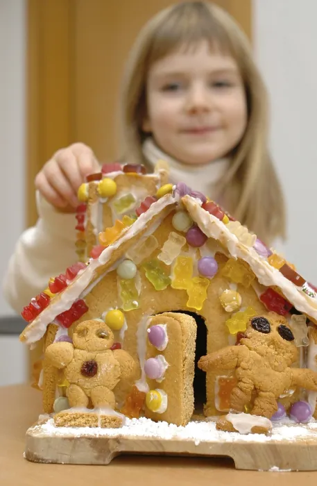 Gerahmter Druck : Kind mit Lebkuchenhaus Gerahmter Druck : Kind mit Lebkuchenhaus