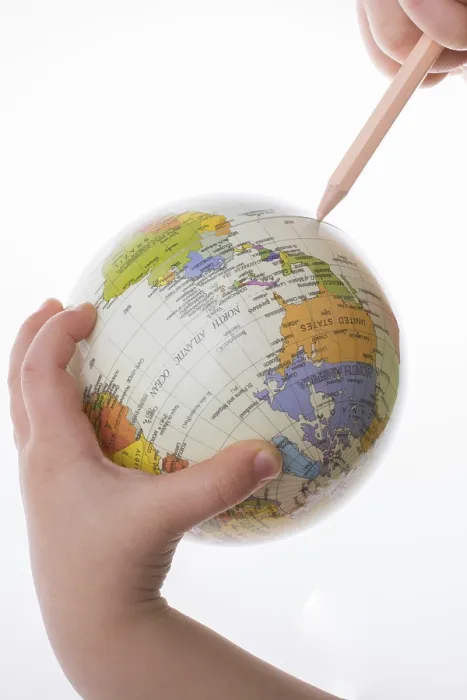 Gerahmter Druck : Kind hält einen Globus und einen Stift in der Hand auf einem weißen Hintergrund. Gerahmter Druck : Kind hält einen Globus und einen Stift in der Hand auf einem weißen Hintergrund.