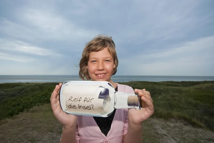 Gerahmter Druck : Kind mit Botschaft in einer Flasche. Gerahmter Druck : Kind mit Botschaft in einer Flasche.