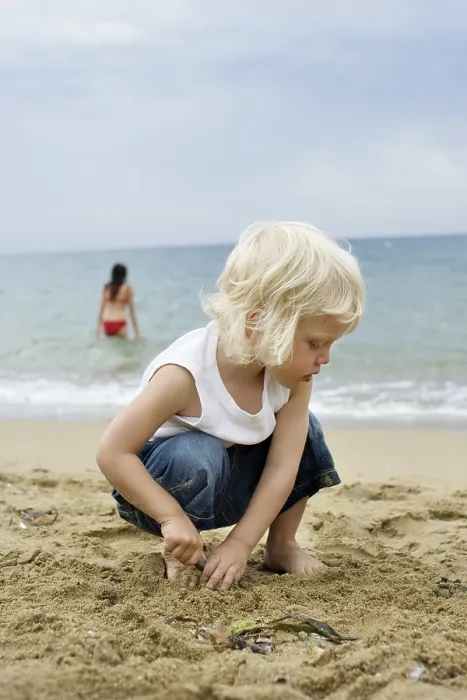 Gerahmter Druck : Kind spielt auf der Strand in Norwegen. Gerahmter Druck : Kind spielt auf der Strand in Norwegen.