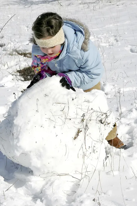 Gerahmter Druck : Kind spielt im Schnee. Gerahmter Druck : Kind spielt im Schnee.