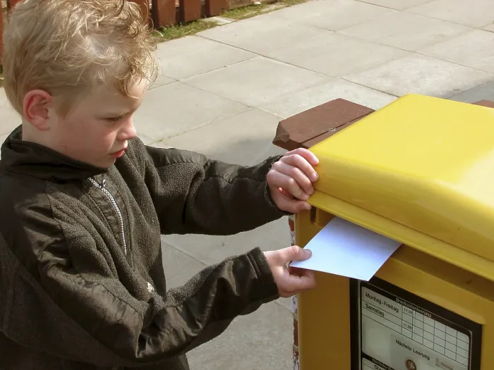 Gerahmter Druck : Kind am Briefkasten Gerahmter Druck : Kind am Briefkasten