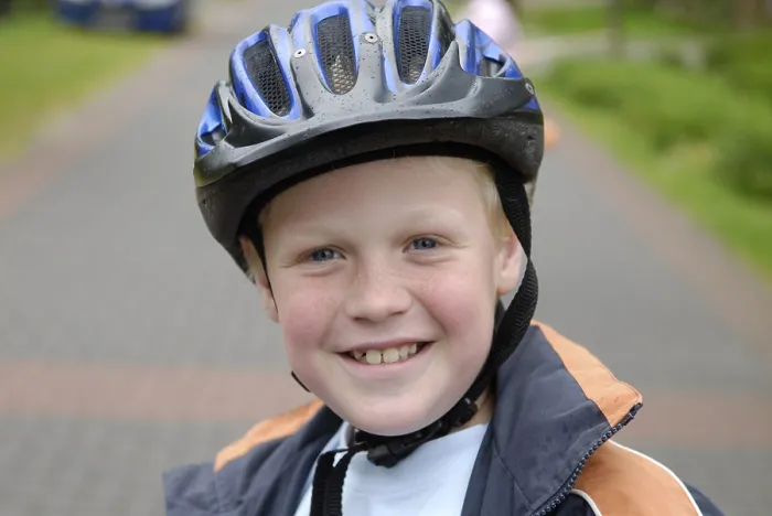 Gerahmter Druck : Kind mit Sicherheitshelm Gerahmter Druck : Kind mit Sicherheitshelm