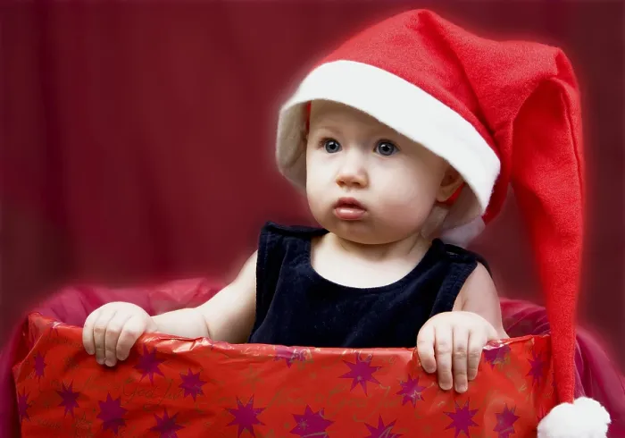 Gerahmter Druck : Kind mit Weihnachtsmütze Gerahmter Druck : Kind mit Weihnachtsmütze