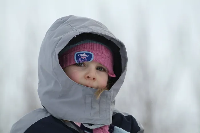 Gerahmter Druck : Kind im Schnee Gerahmter Druck : Kind im Schnee