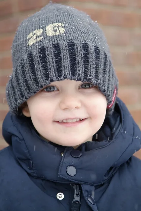 Gerahmter Druck : Kind im Schnee Gerahmter Druck : Kind im Schnee
