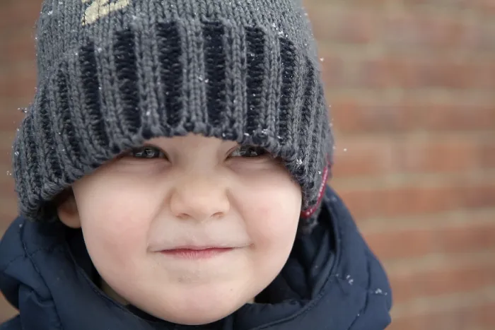 Gerahmter Druck : Kind im Schnee Gerahmter Druck : Kind im Schnee