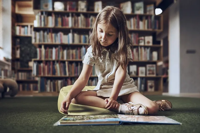 Gerahmter Druck : Kind löst Rätsel in Buch in Schulbibliothek.