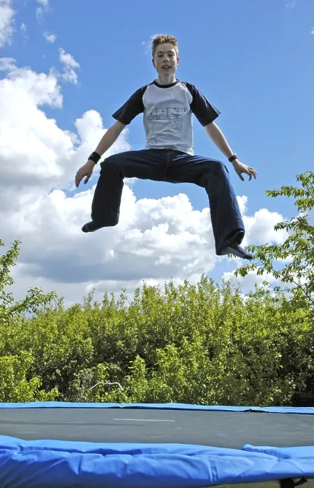 Gerahmter Druck : Kind auf Trampolin Gerahmter Druck : Kind auf Trampolin