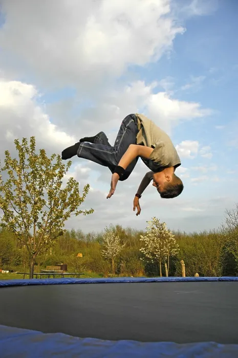 Gerahmter Druck : Kind auf Trampolin Gerahmter Druck : Kind auf Trampolin