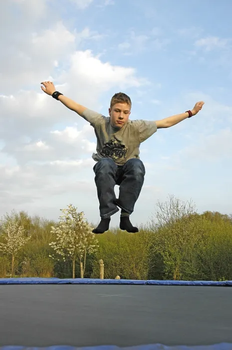 Gerahmter Druck : Kind auf Trampolin Gerahmter Druck : Kind auf Trampolin